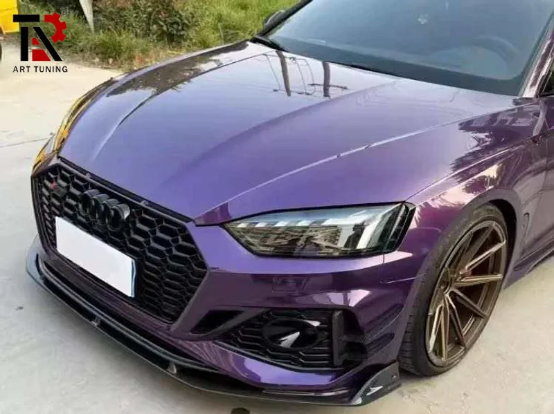 Front Lip estilo RS5 em fibra de carbono com acabamento black piano — vista instalado